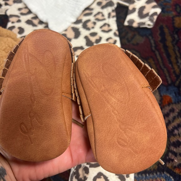 Leopard Print baby One Piece matching fleece bear hat & gloves moccasins bib - Picture 4 of 8